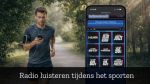 Man luistert tijdens het sporten naar online radio via Radiozenders.FM op zijn smartphone.