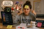 Humoristische illustratie van een studente die zich ergert aan streamingalgoritmes en liever online radio luistert.